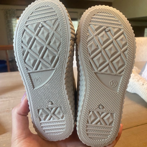 NWOT Tucker + Tate Smithsonian Alex Sneaker in grey dinosaur print - Picture 3 of 4